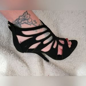 Giuseppe Zanotti cut out Black heels. Classic and beautiful Size 5.5
